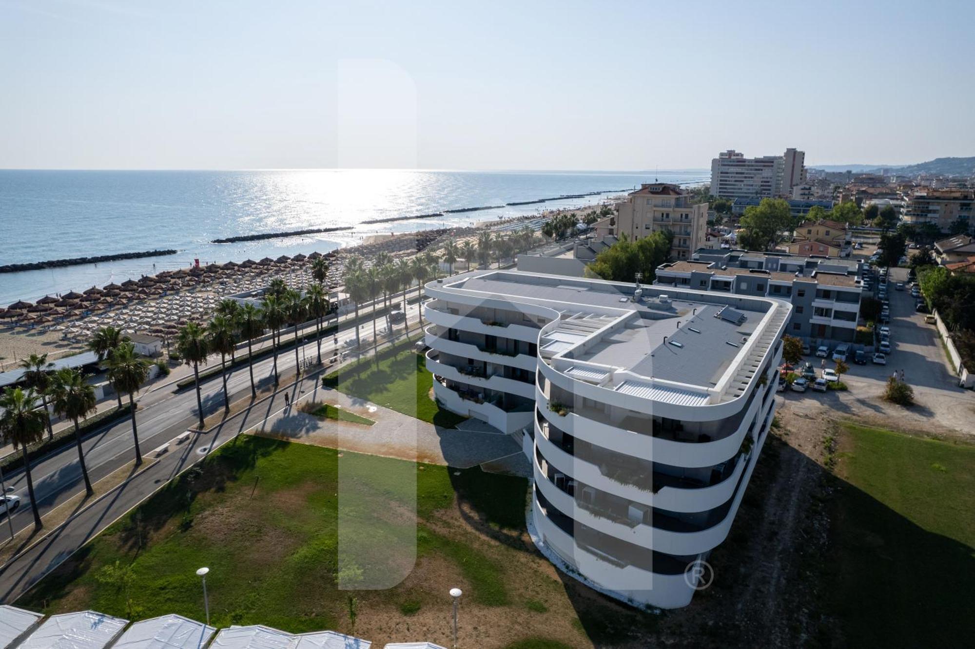 Homiday - Waterfront Montesilvano Marina Buitenkant foto