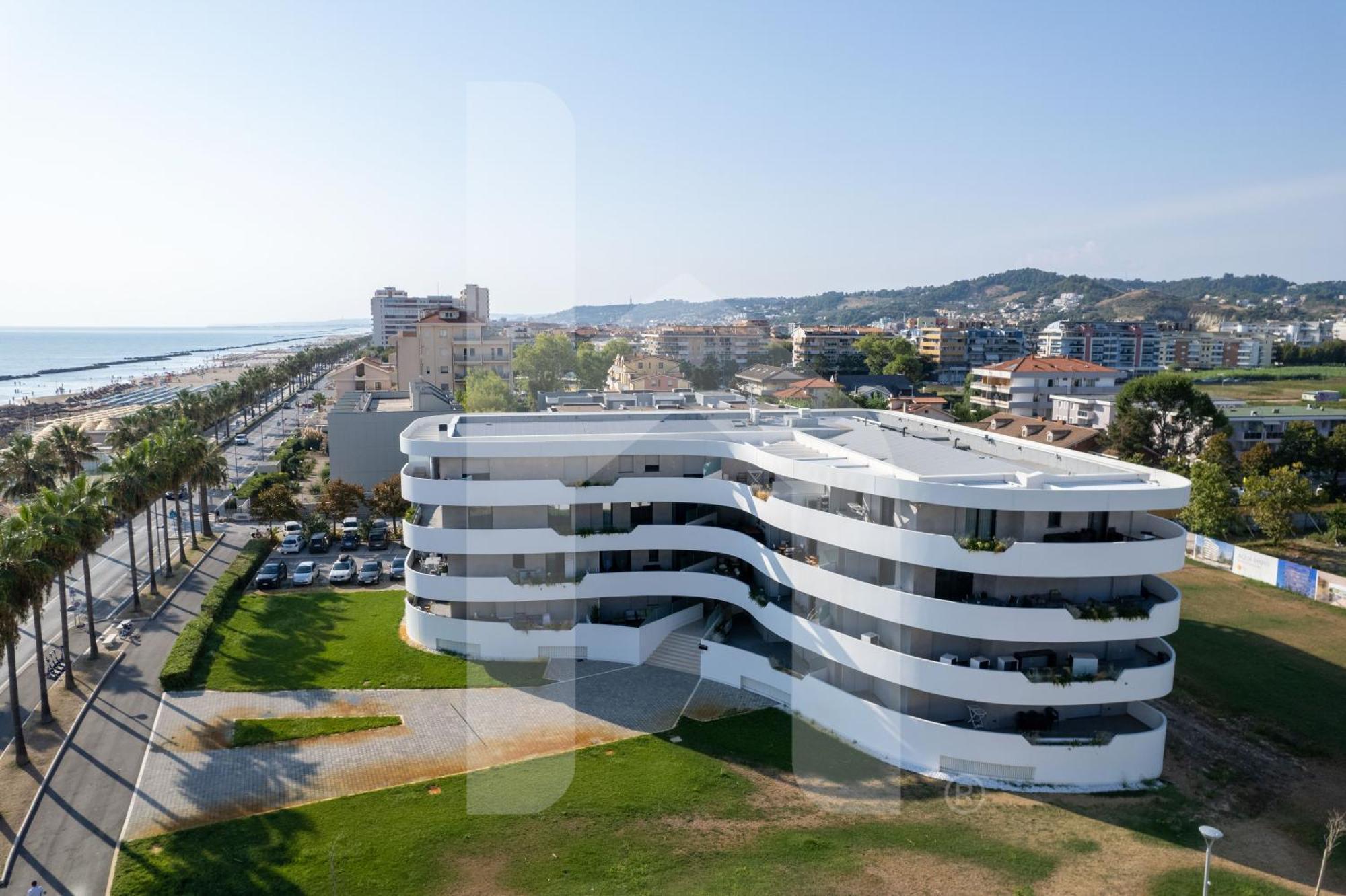 Homiday - Waterfront Montesilvano Marina Buitenkant foto